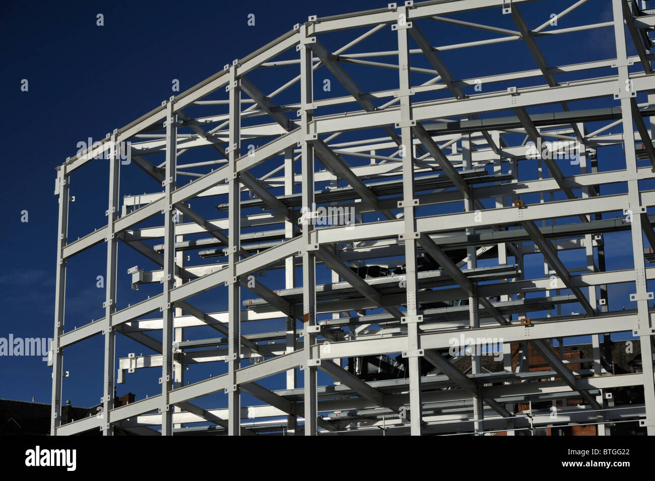Un edificio a più piani di costruzione, opera di carpenteria metallica. High Street, Glasgow, Scotland, Regno Unito, Europa. Foto Stock