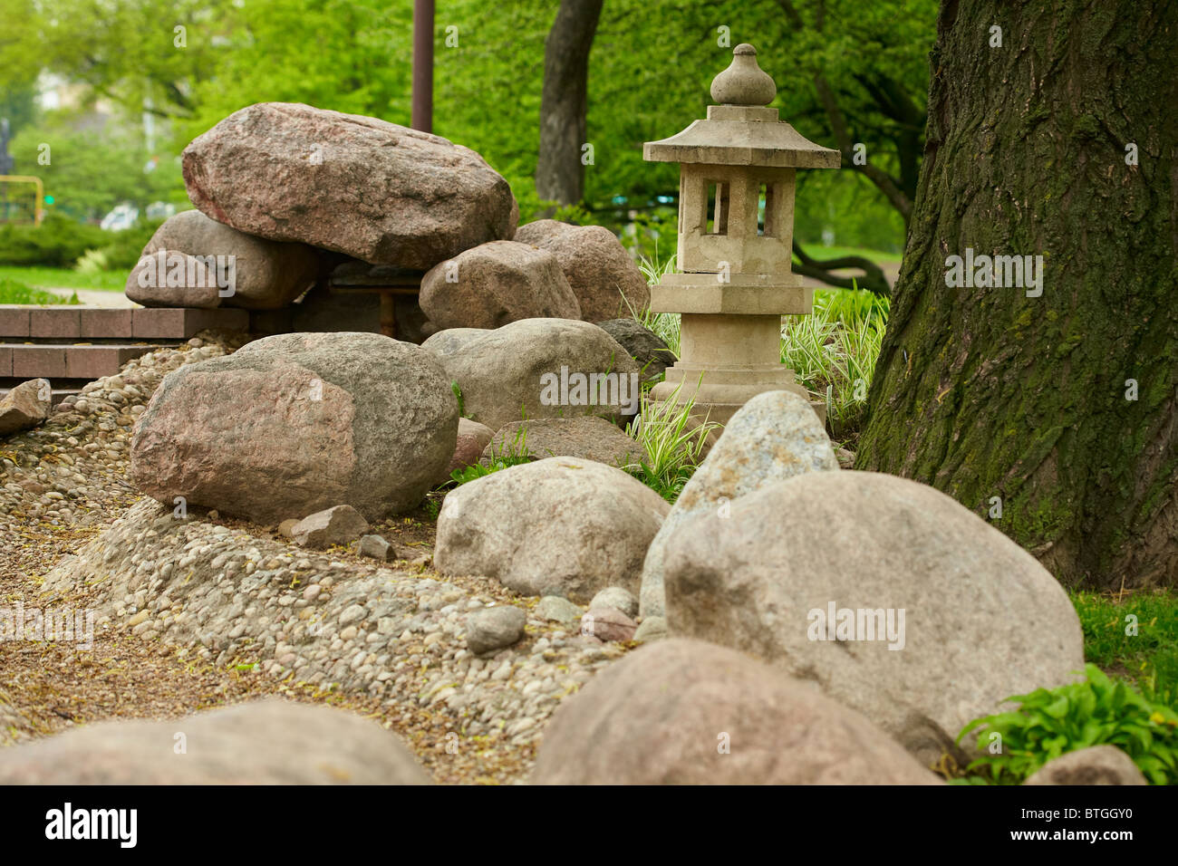 Giardino giapponese con pietra pagoda Foto Stock