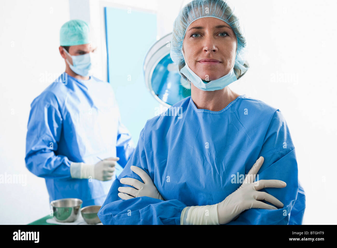 Il personale medico in sala operatoria Foto Stock