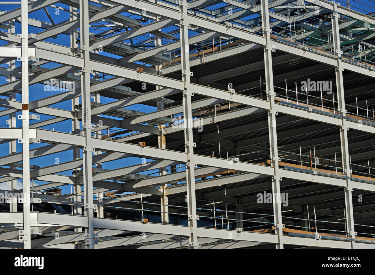 Un edificio a più piani di costruzione, opera di carpenteria metallica. High Street, Glasgow, Scotland, Regno Unito, Europa. Foto Stock