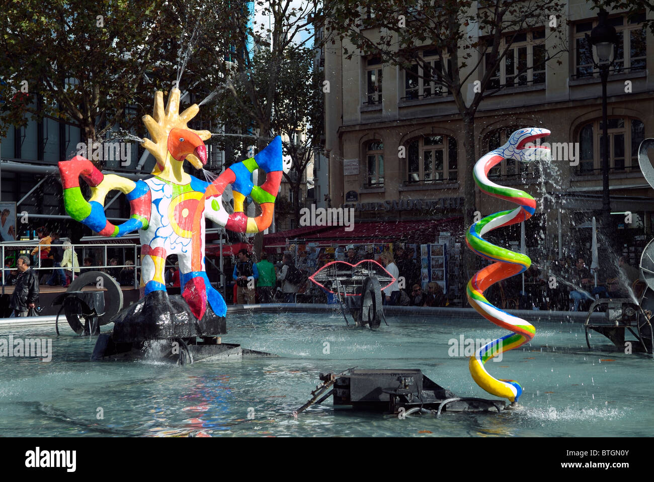 Fontana Stravinsky accanto al Centre Pompidou di Parigi, capitale della Francia Foto Stock