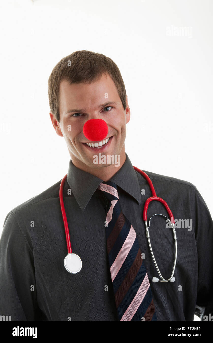 Medico con stetoscopio e clown naso Foto Stock