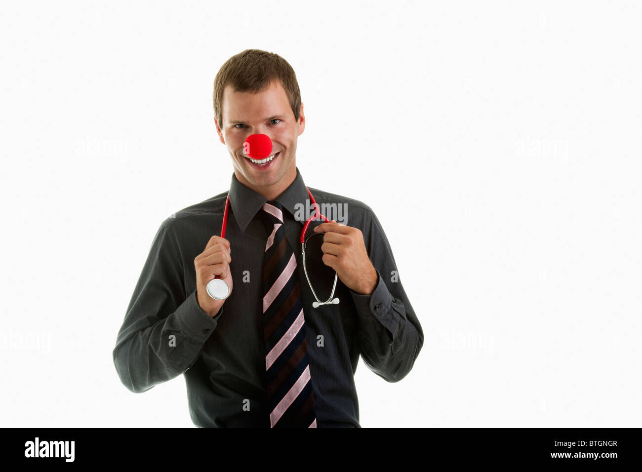 Medico con stetoscopio e clown naso Foto Stock