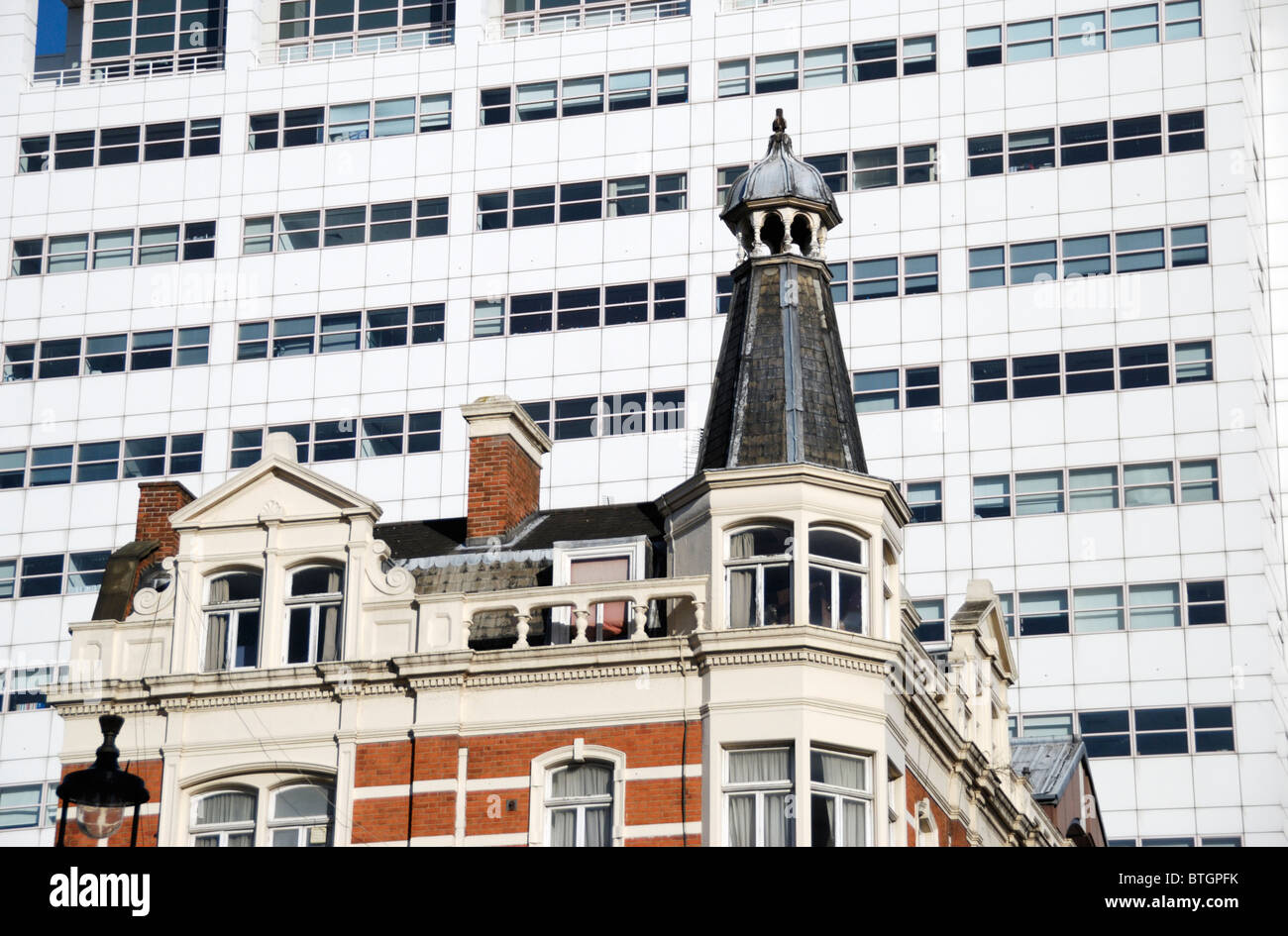 Vecchio e nuovo - edificio vittoriano contro contemporary xxi secolo edificio per uffici Foto Stock