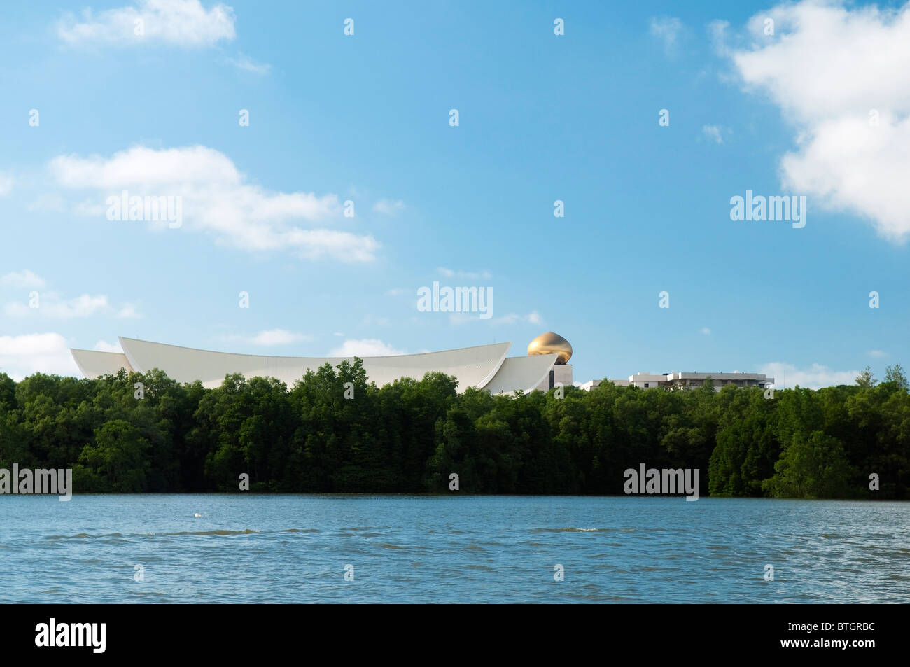 Il sultano del Brunei il palazzo Istana Nurul Iman visto da Sungai Brunei. Foto Stock
