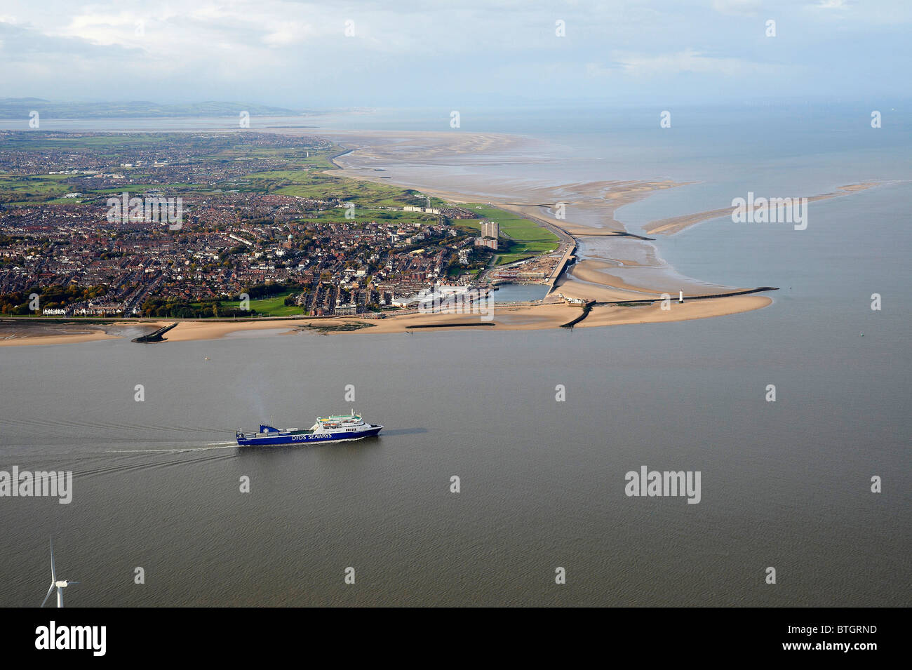 Liverpool Dublino traghetto merci lasciando la bocca del fiume Mersey, Liverpool, Nord Ovest Inghilterra, passando New Brighton Foto Stock