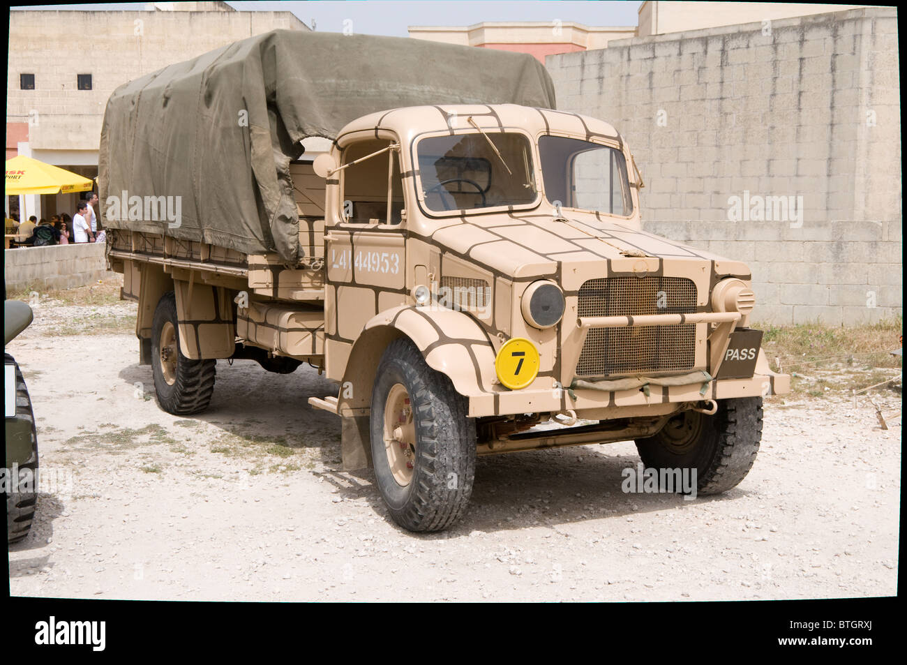 Il Bedford camion è visto prendendo parte al 2009 Mtarfa militare giorno. Il camion è stato restaurato in colori militari Foto Stock