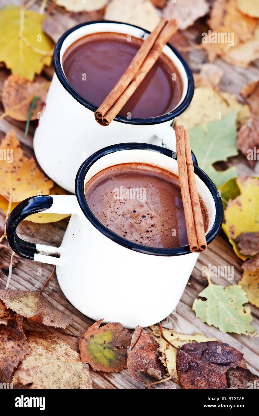 Cioccolata calda nelle tazze bianche Foto Stock