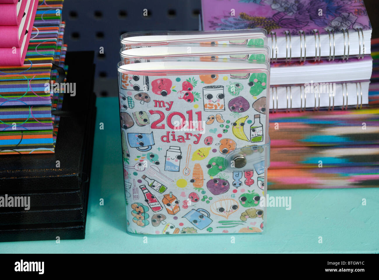 Display a colori dei diari nella vetrina di un negozio. Foto Stock