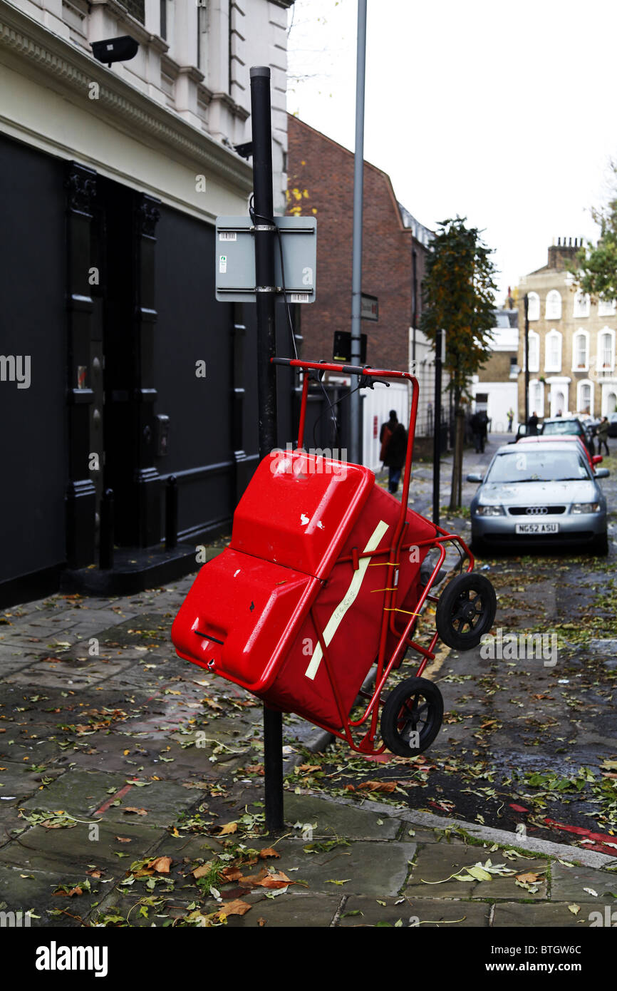 Un postino carrello appeso. Camden. Londra Foto Stock