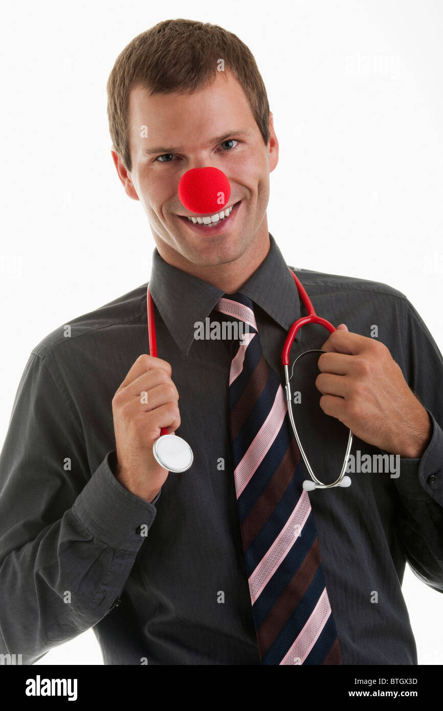 Medico con stetoscopio e clown naso Foto Stock