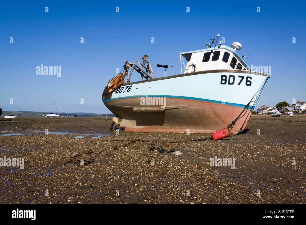 Un mare commerciale barche da pesca sulla spiaggia di marea a Instow North Devon Regno Unito Foto Stock