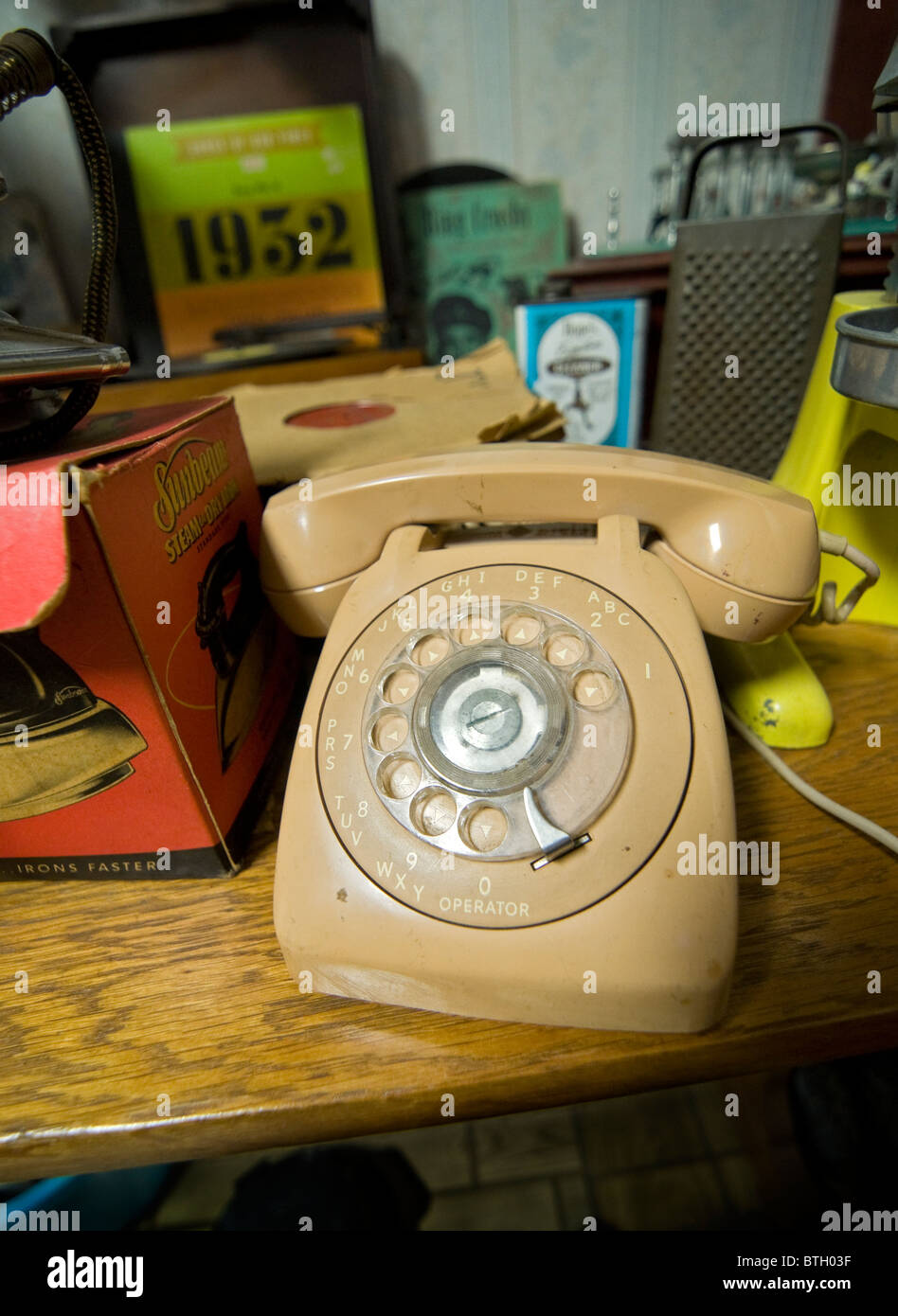 Don Garlits Museum of Classic Automobiles Ocala Florida room pieno di memorabilia vecchio stile rotativo telefono Foto Stock