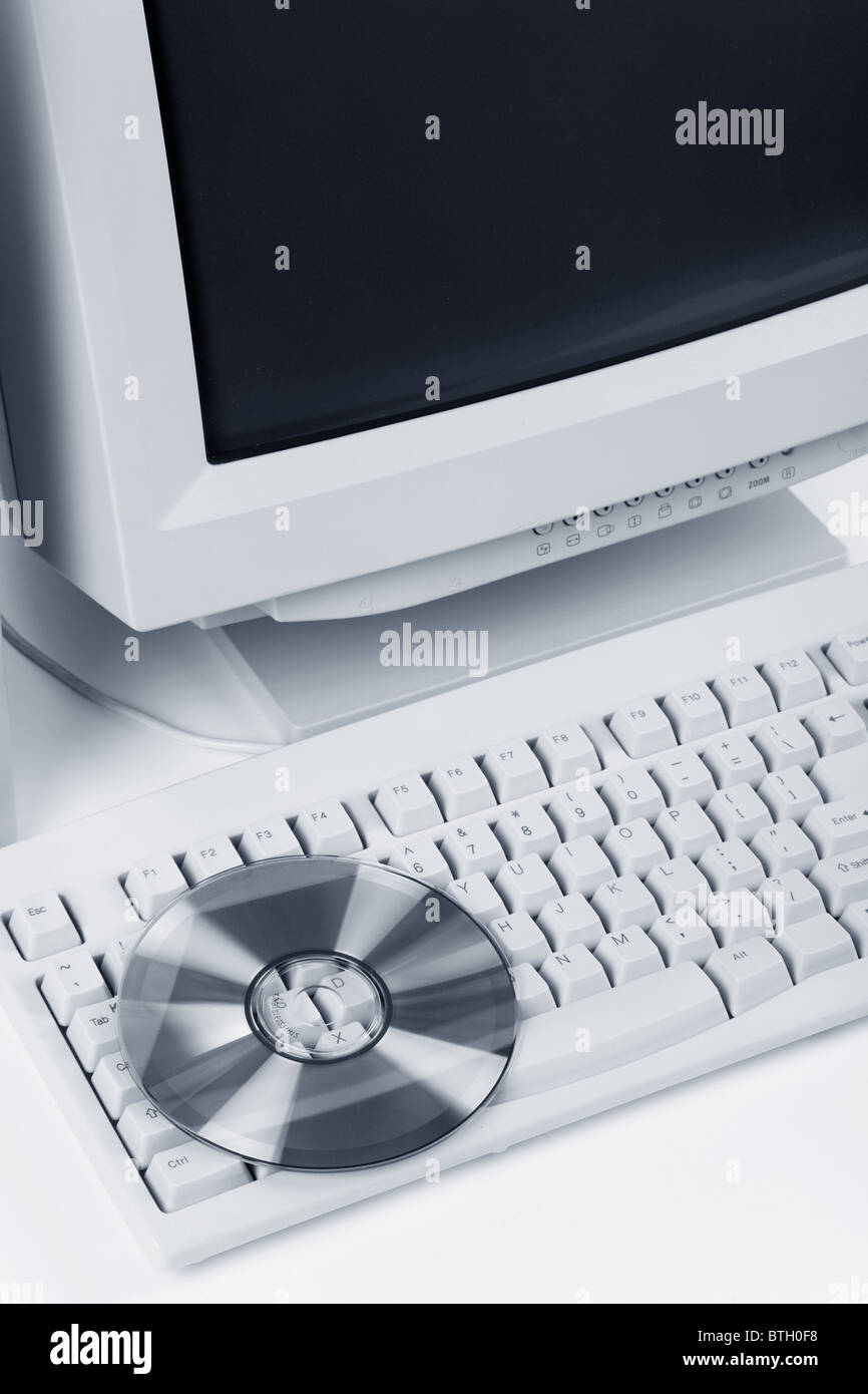 Computer desktop e CD-ROM close up shot Foto Stock
