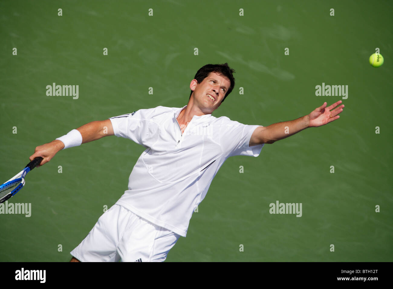 WASHINGTON, DC - LUGLIO 31 - Tim Henman serve durante una partita al Legg Mason Tennis Classic il 31 luglio 2006 a Washington, DC. Solo per uso editoriale. Uso commerciale vietato. Foto Stock