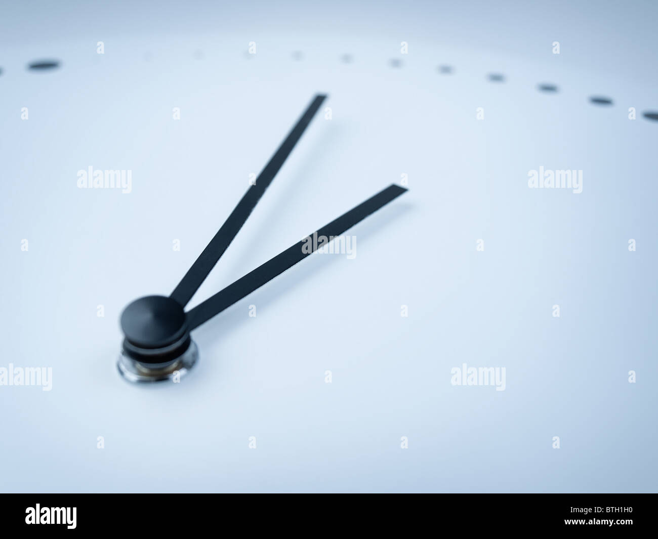 Orologio closup ,nei toni del blu, shallow DOF, utile per vari periodi di tempo temi correlati Foto Stock