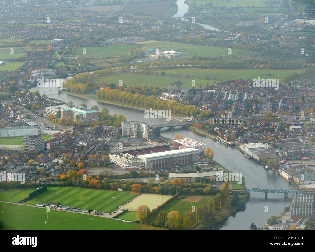 Guardando lungo il fiume Trento a Nottingham East Midlands, Regno Unito, Notts Forest football club con dominante di Trento ponte a sinistra Foto Stock