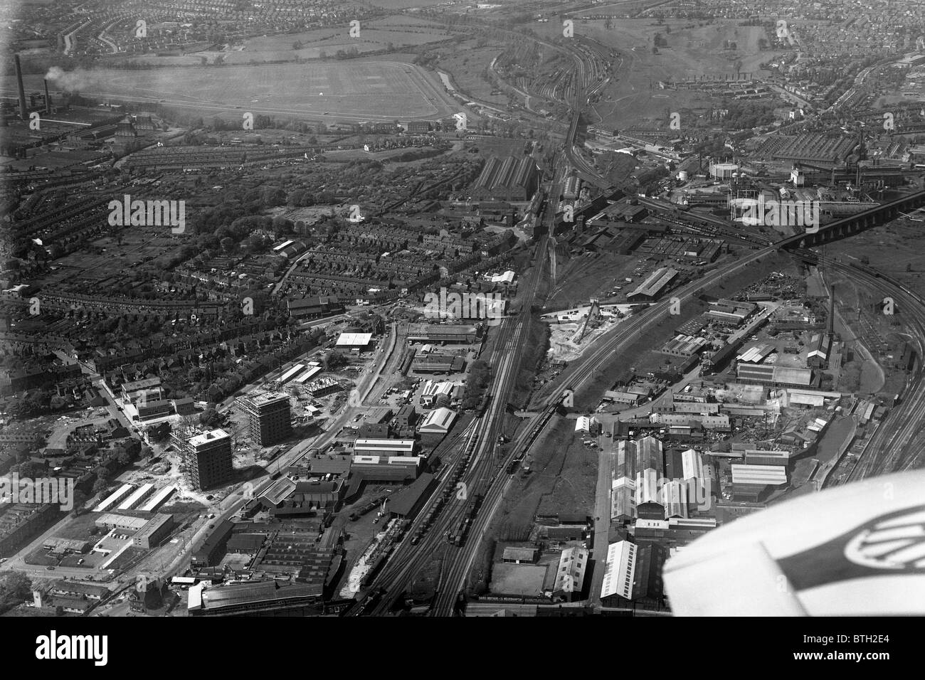 Vista aerea del lato nord di Wolverhampton mostra Dunstall Park Race Course in alto a sinistra 15/5/1964 Foto Stock