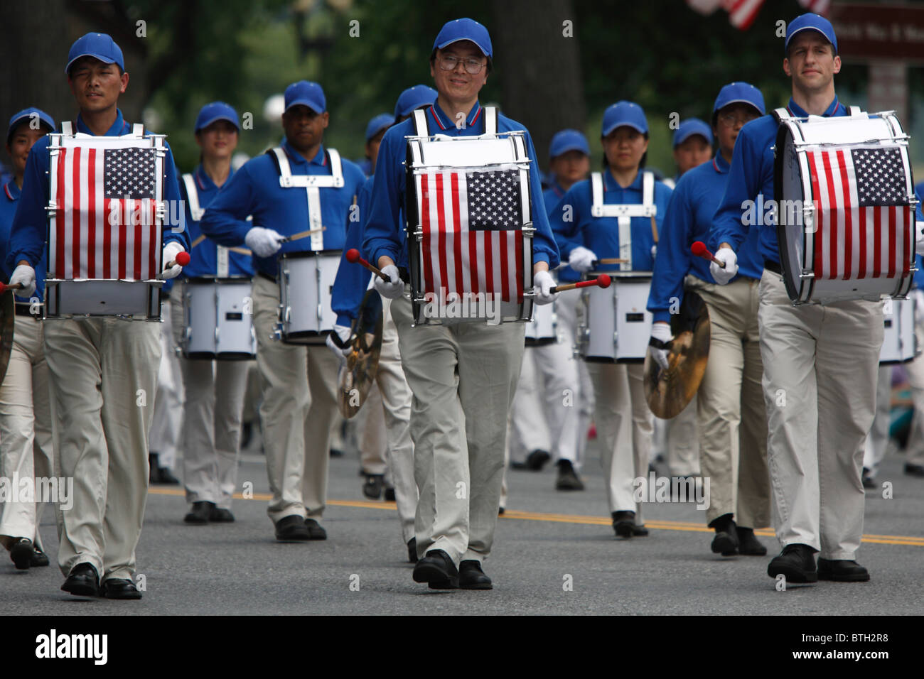 Una banda di marcia composta da membri del Falun Dafa (Falun Gong) marcia nella parata annuale del giorno dell'indipendenza il 4 luglio a Washington, DC Foto Stock