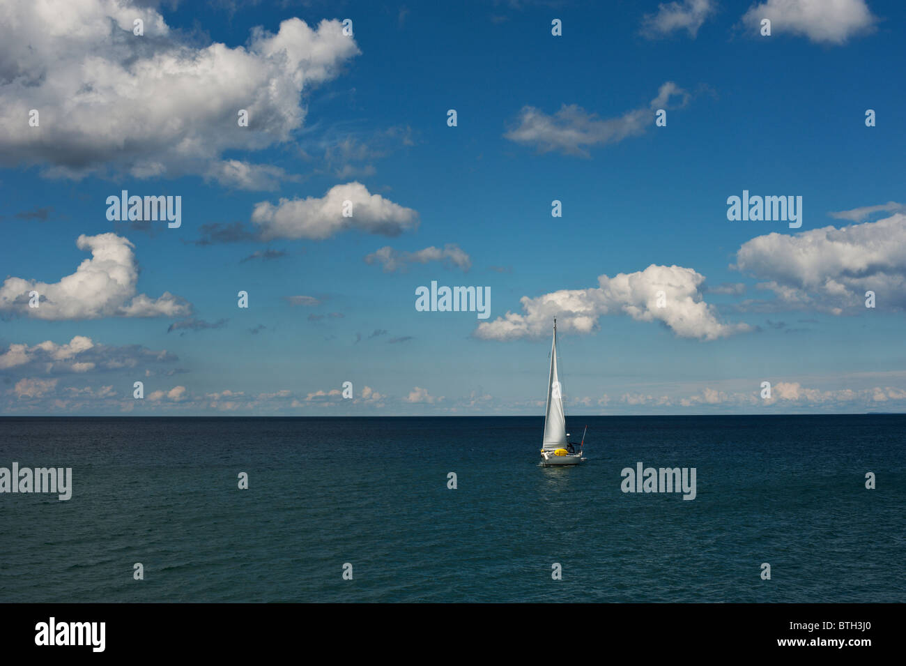 Una barca a vela vela su Georgian Bay su breezy day. Foto Stock