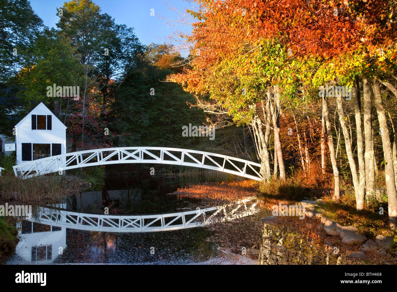 Il Footbridge attraverso stagno sul Mt isola deserta società storico edificio nel Parco Nazionale di Acadia, Somesville Maine USA Foto Stock