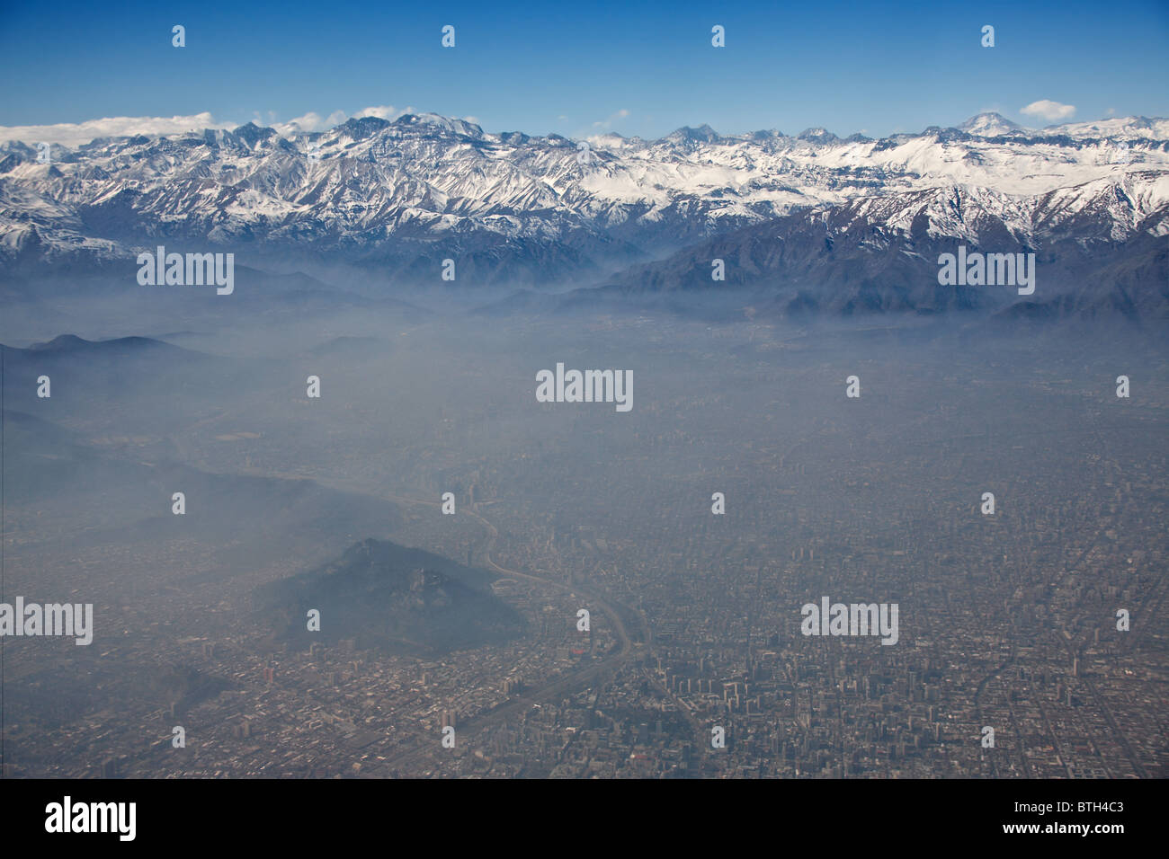 Vista aerea delle Ande e Santiago con lo smog, Cile Foto Stock