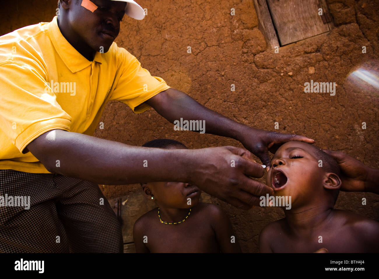 Un operatore sanitario vaccinati un bambino durante una nazionale di immunizzazione antipolio esercizio nel villaggio di Wantugu, del nord del Ghana su fr Foto Stock