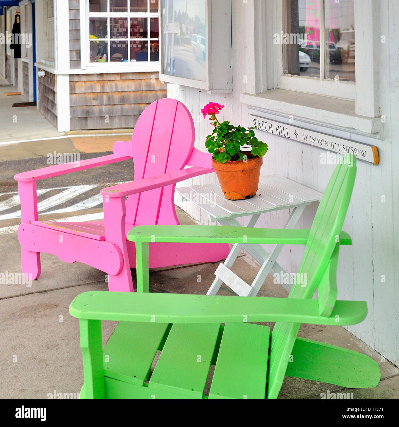 Luci al neon colorate rosa e verde lime Adirondack sedie da spiaggia in Watch Hill, Rhode Island, Stati Uniti STATI UNITI D'AMERICA Foto Stock