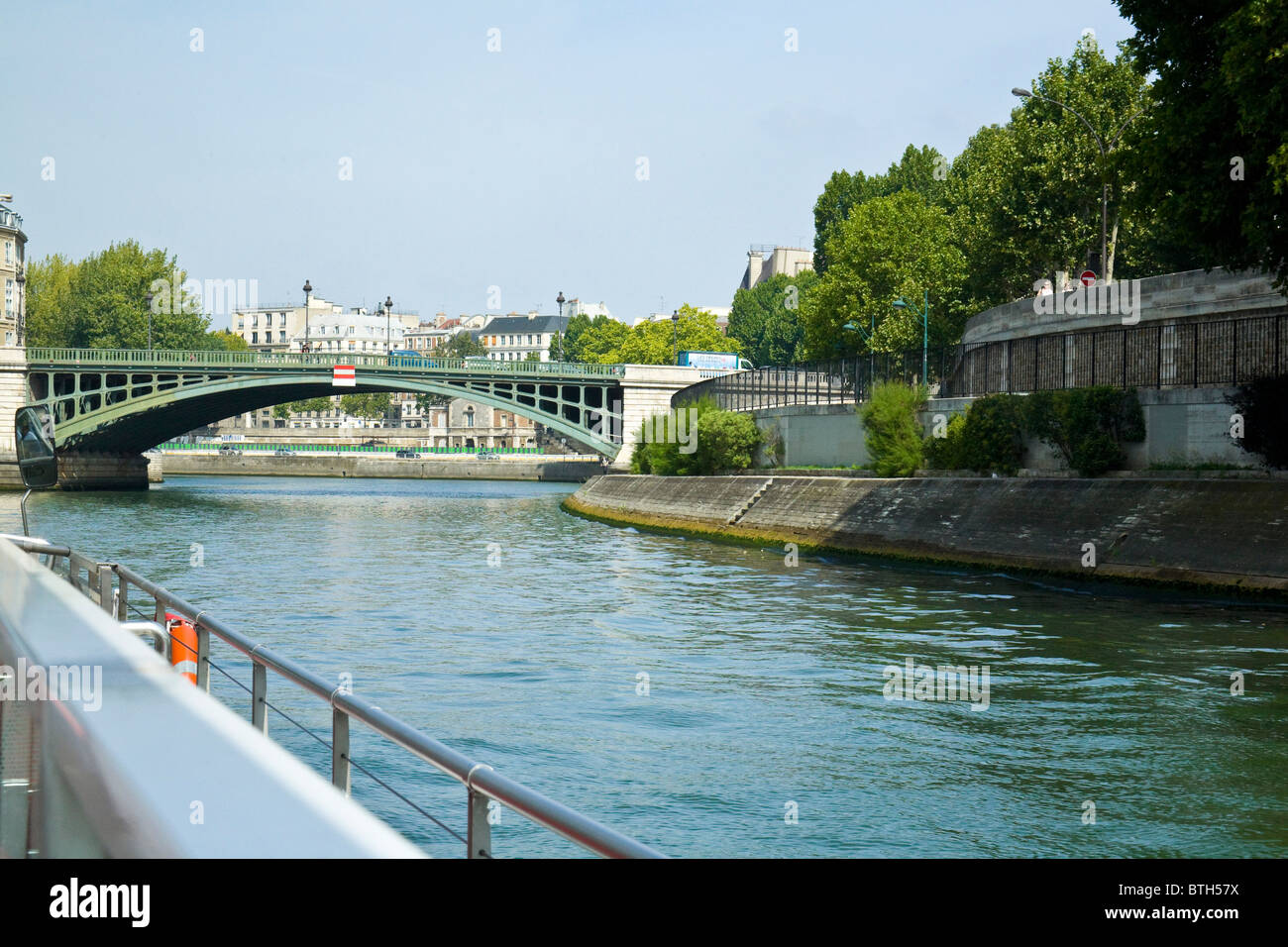 Alberi, Edifici ponte di ferro sul fiume Senna, Parigi, Francia Foto Stock