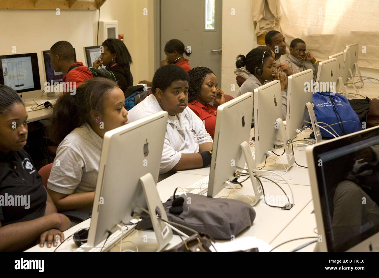 Alta scuola di computer lab class a Detroit Comunità scuola, una scuola di carta in un Brightmoor colpiti dalla povertà sezione di Detroit, Michigan. Foto Stock