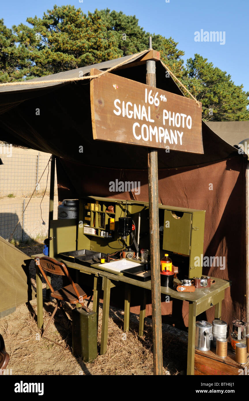 Rievocazione storica della tenda di un militare USA fotografo durante la seconda guerra mondiale al Camp Edward's Open House, Bourne, Cape Cod, MA USA Foto Stock