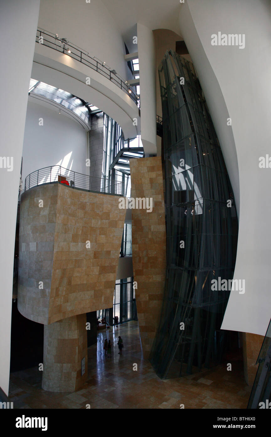Vista interna che mostra i dettagli architettonici dell'atrio centrale del Museo Guggenheim, Bilbao, Spagna Foto Stock