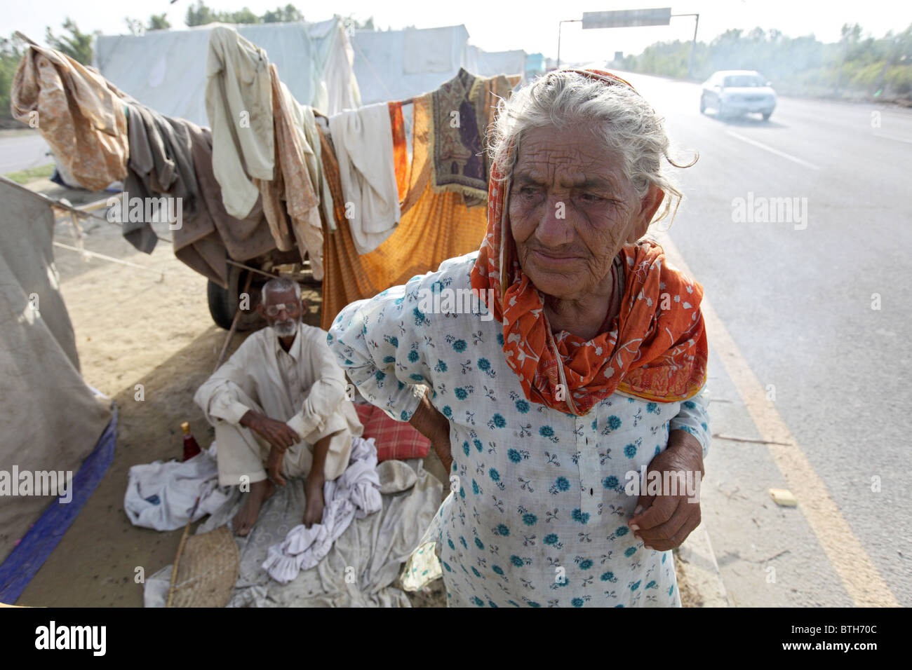 Flood i rifugiati di trovare rifugio nelle tende, Nowshera, Pakistan Foto Stock