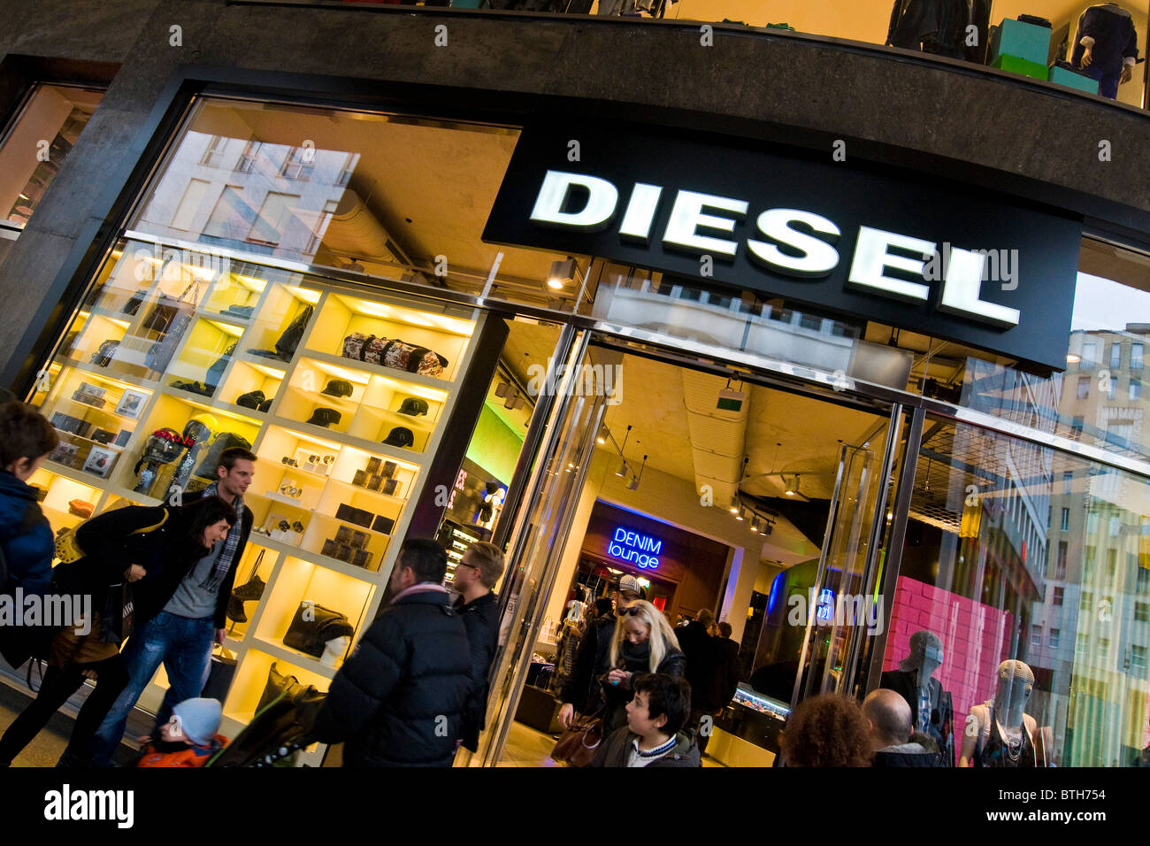 Negozio di diesel in piazza San Babila, shopping, Milano Foto stock - Alamy