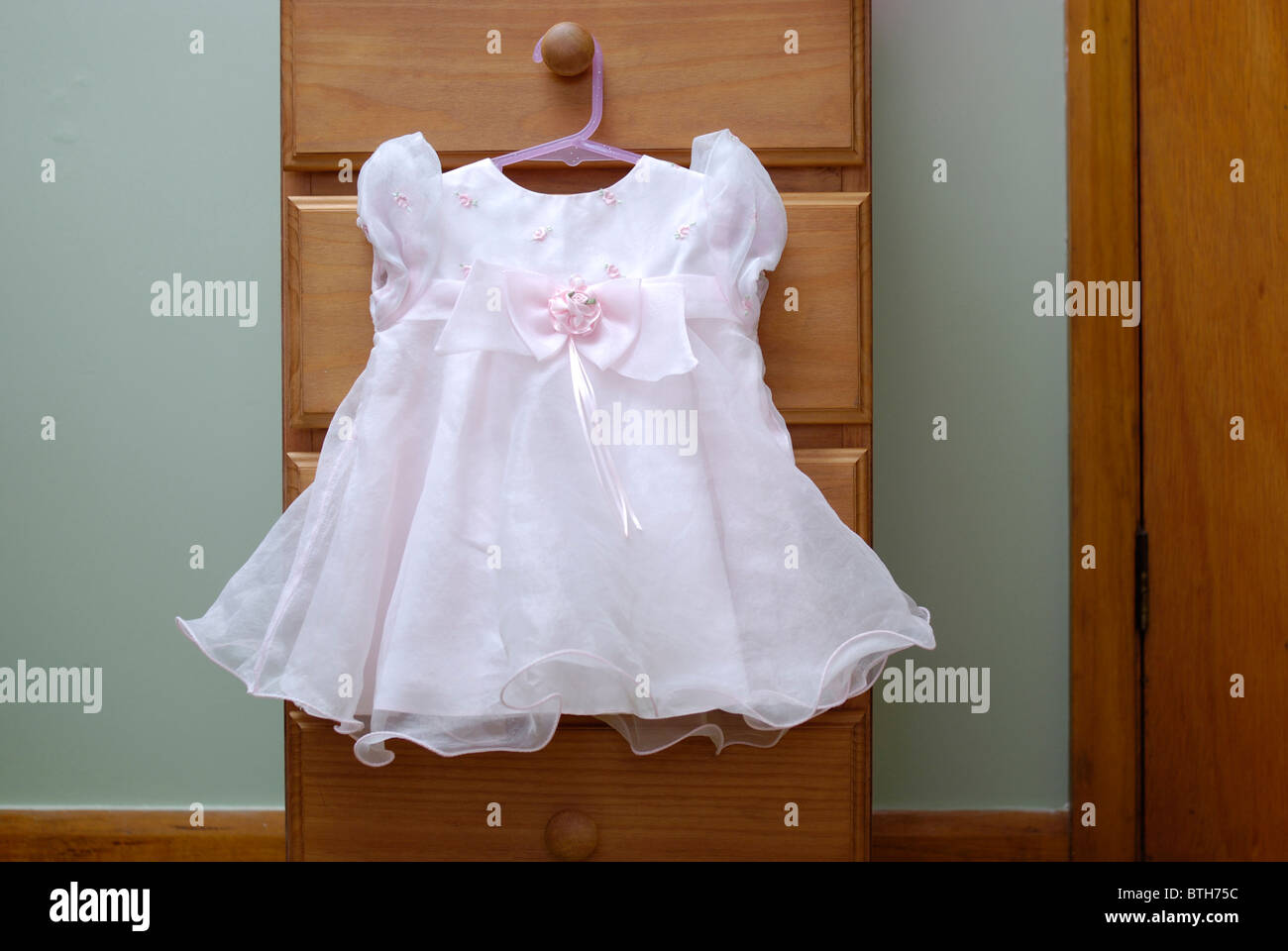 Rosa grazioso party dress pronto per un bambino. Foto Stock