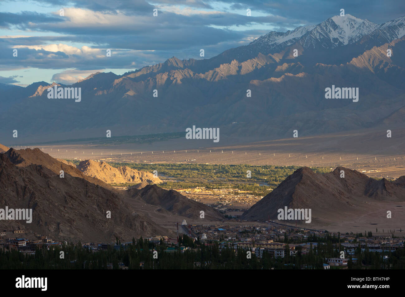 Panorama da Shanti Stupa verso Leh Ladakh città, India. Foto Stock