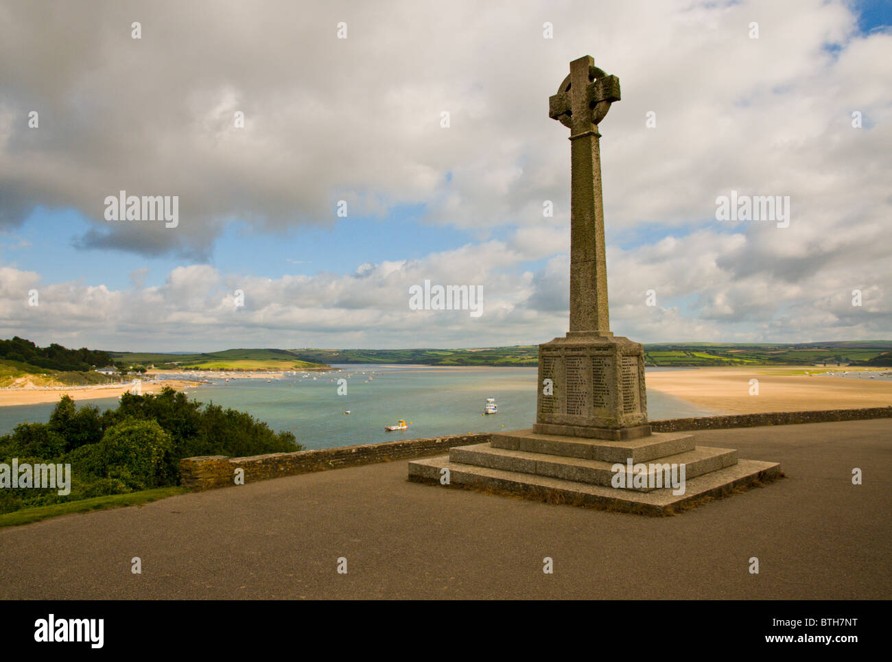 Il memoriale di guerra, Rock e estuario del cammello dal percorso al punto di passo-passo fuori di Padstow, North Cornwall. Foto Stock