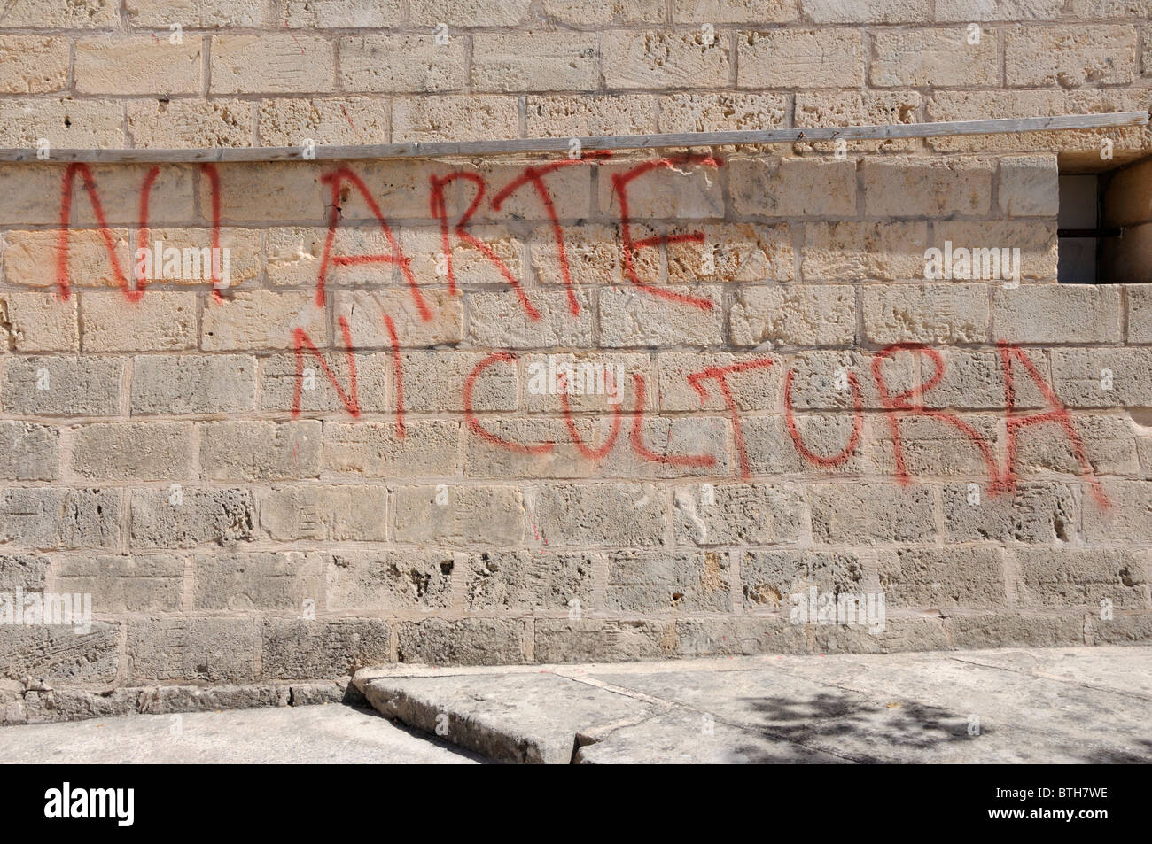 Protesta dei graffiti sulle pareti del Bull Ring, Alcudia Maiorca Foto Stock