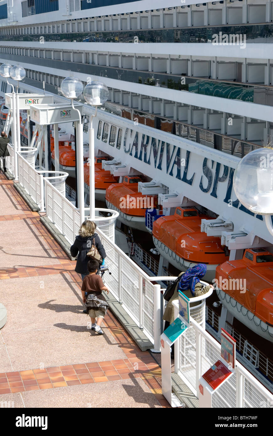 Close up della vita imbarcazioni sulla nave da crociera Carnival Splendor in porto a Vancouver, British Columbia, Canada Foto Stock