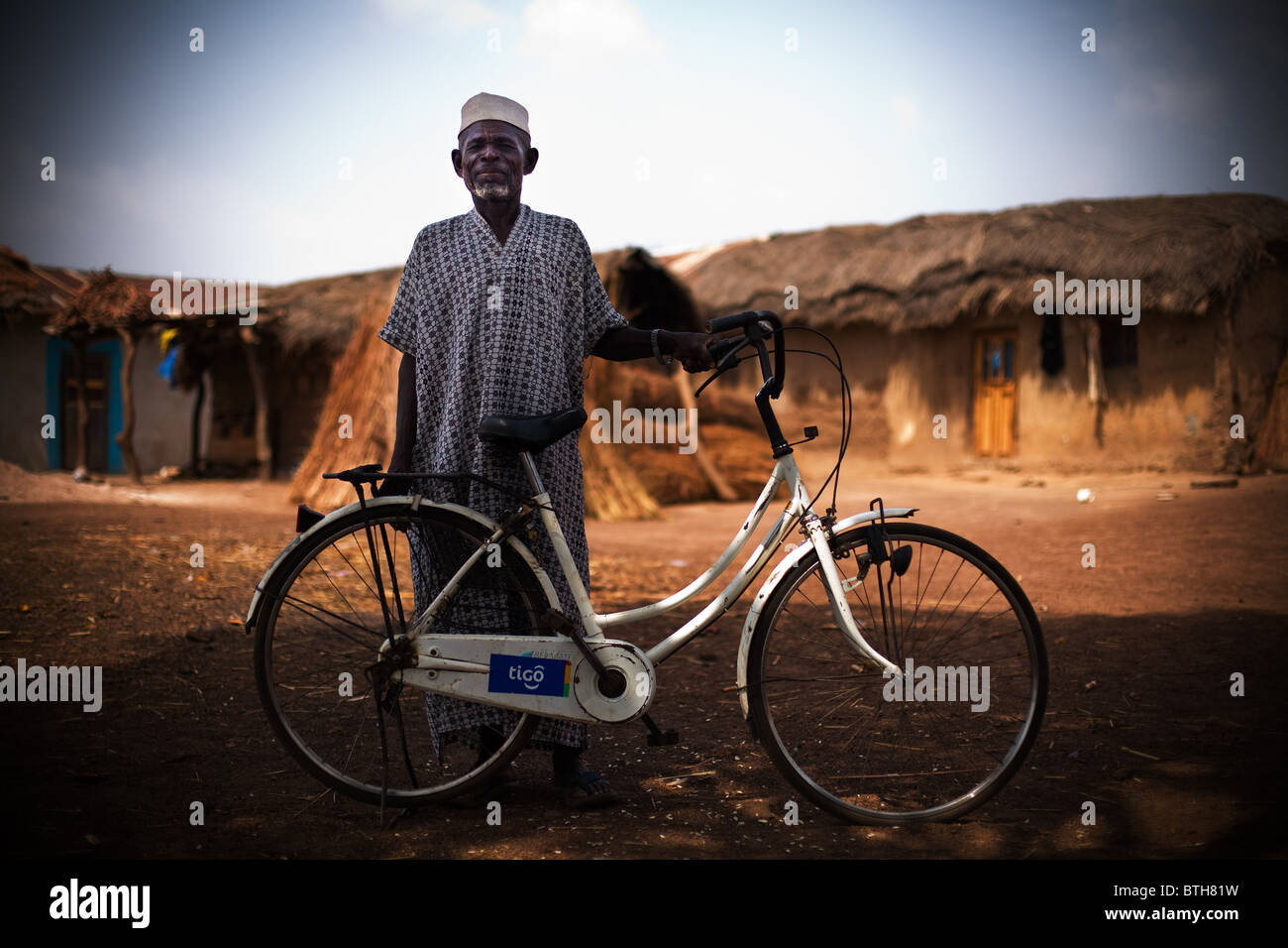 Un uomo anziano pone con la sua bicicletta in Salaga, del nord del Ghana giovedì 26 marzo, 2009. Foto Stock