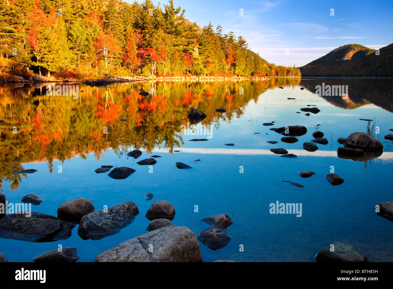 Inizio autunno mattina a Jordan Pond nel Parco Nazionale di Acadia, Maine, Stati Uniti d'America Foto Stock