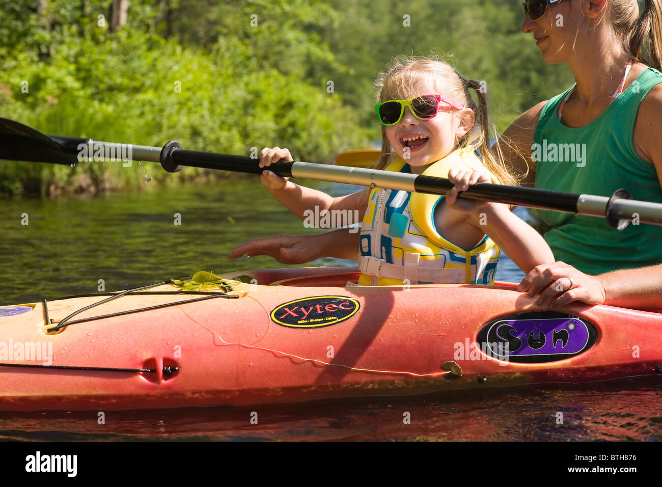 Bambino su kayak a Tully lago del Parco Statale Massachusetts Foto Stock