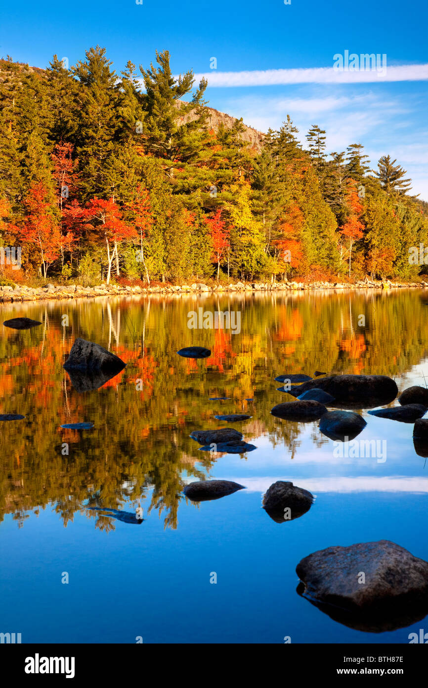 Inizio autunno mattina a Jordan Pond nel Parco Nazionale di Acadia, Maine, Stati Uniti d'America Foto Stock