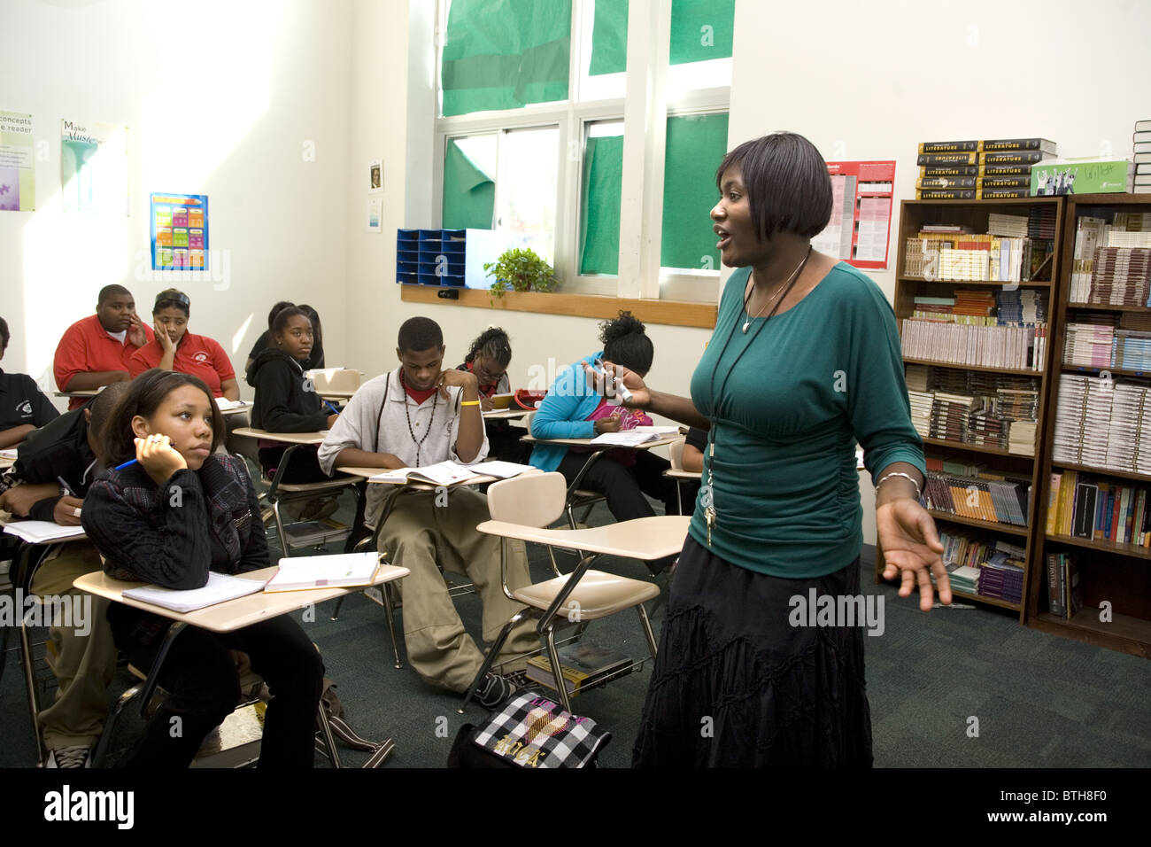 Nono grado classe inglese a Detroit Comunità scuola un innovativo centro città scuola charter a Detroit, MI. Foto Stock