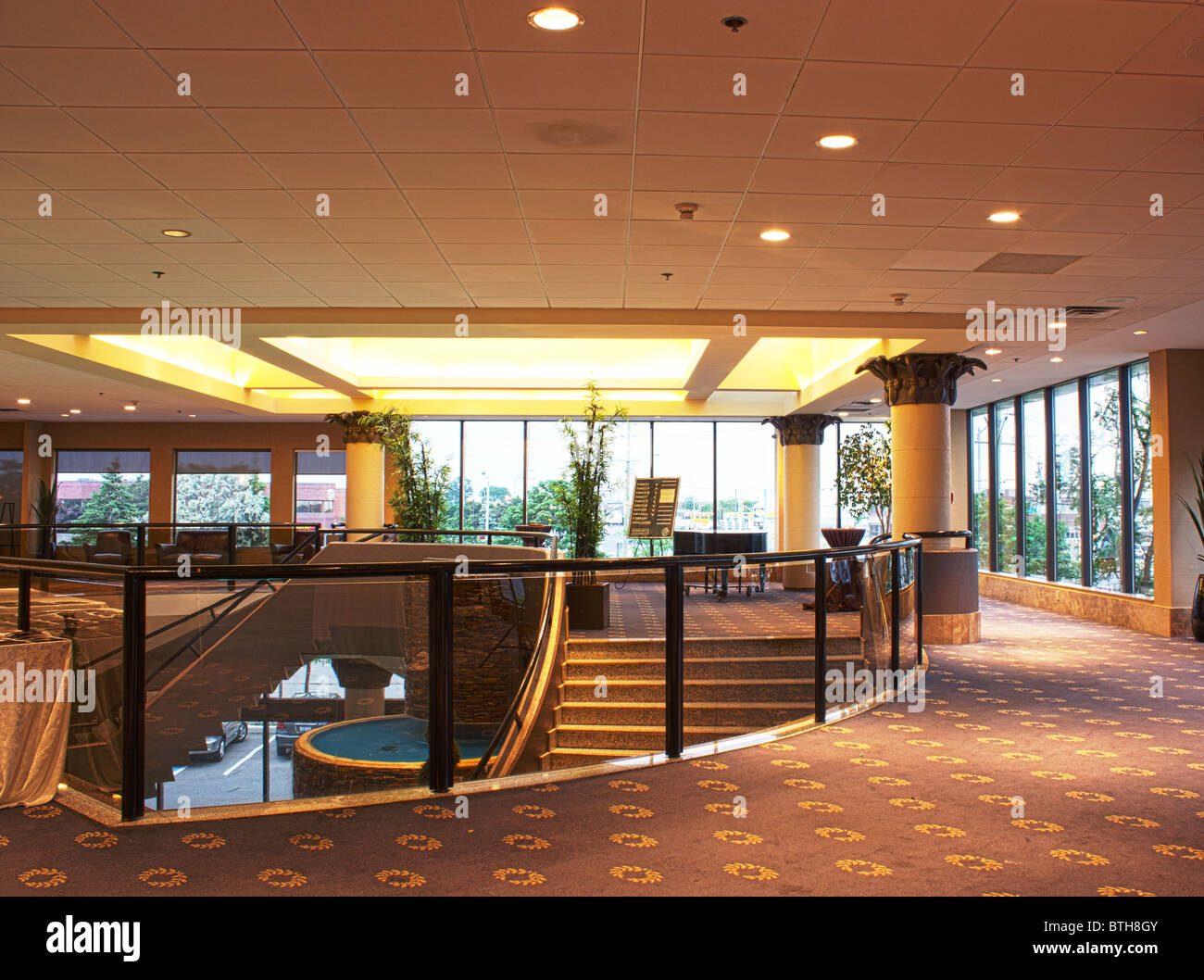 La moderna architettura di interni lucernario di notte Foto Stock