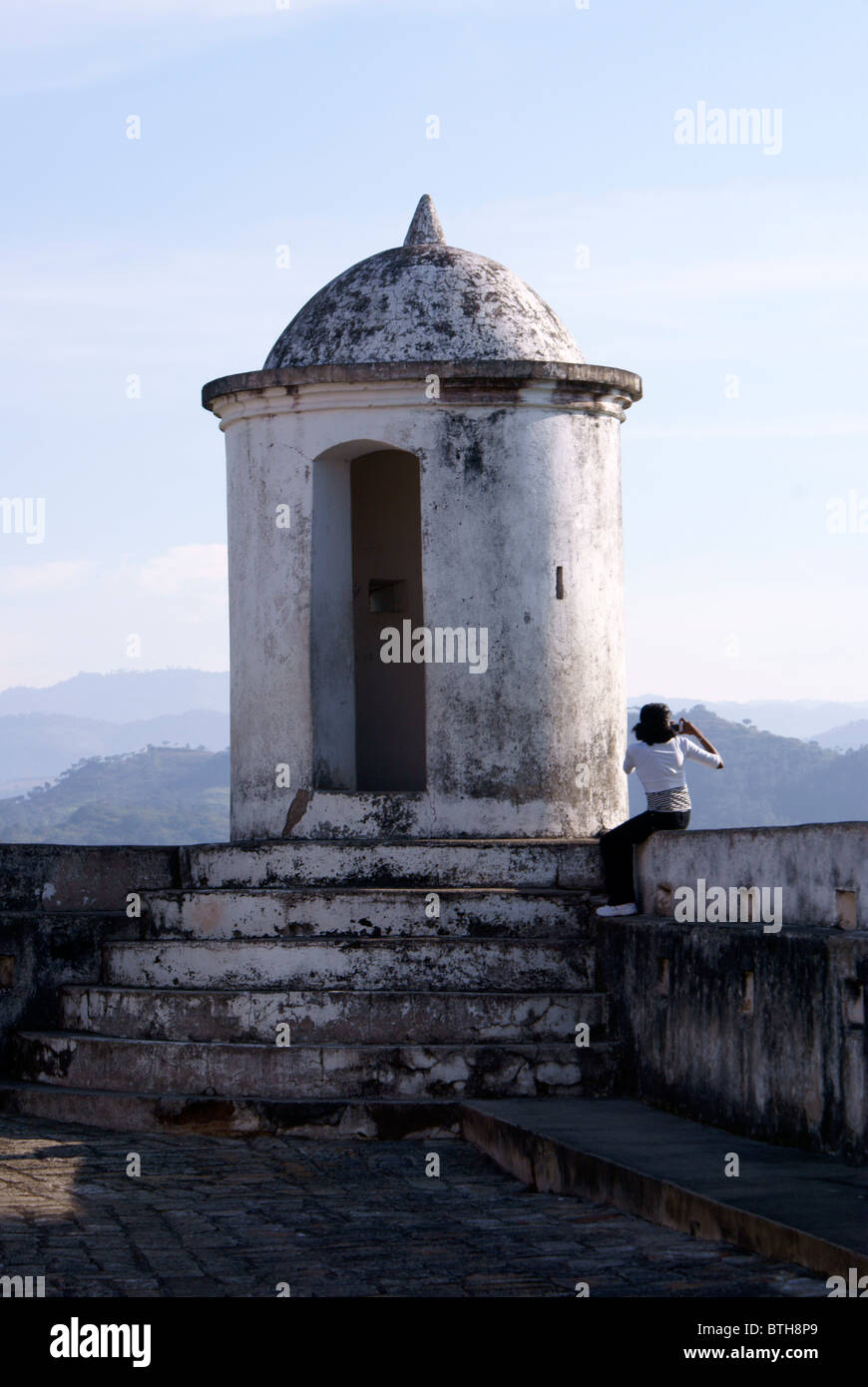 Donna che scatta una foto al forte El Fuerte de San Cristobal nella città coloniale spagnola di Gracias, Lempira, Honduras Foto Stock