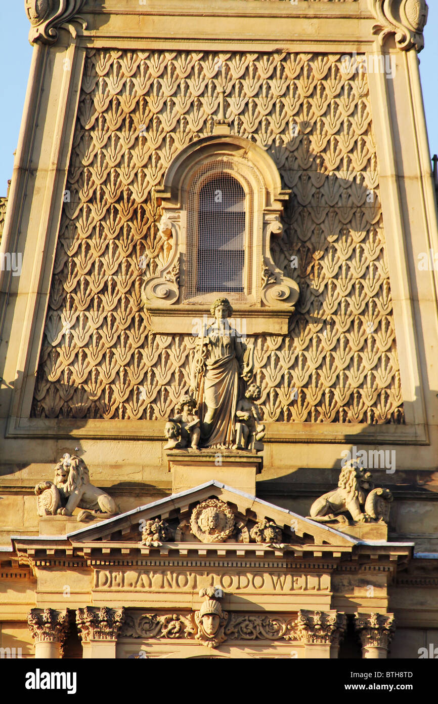 Halifax Town Hall Yorkshire Regno Unito raffigurante ornati in dettaglio sul clock tower progettata da Charles Barry Foto Stock