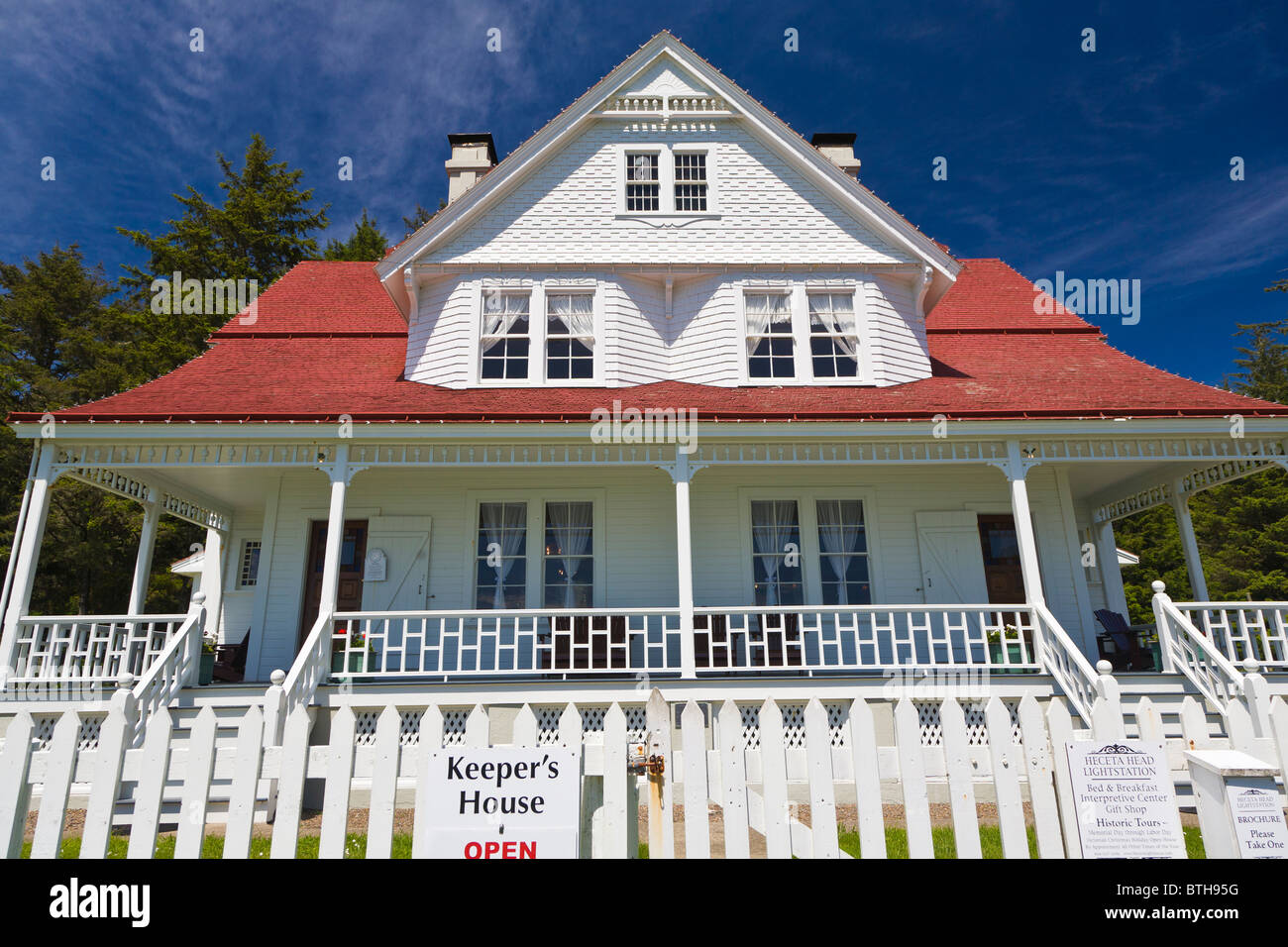 Lightkeepers casa costruita nel 1893 a testa Heceta faro sulla costa dell'Oceano Pacifico di Oregon Foto Stock