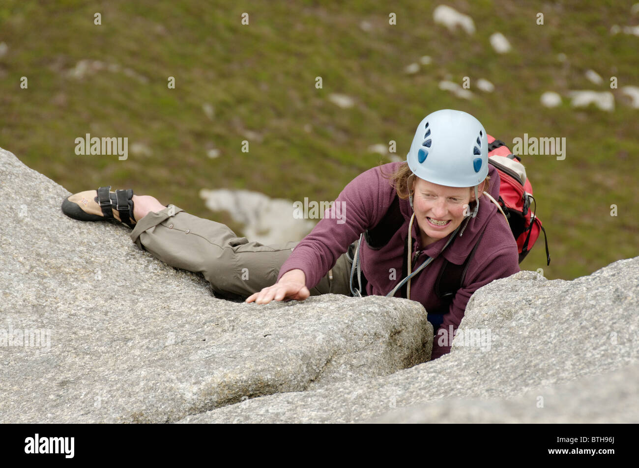 Un rocciatore sulla cresta sud del Cir Mhor, Arran, Scozia Foto Stock