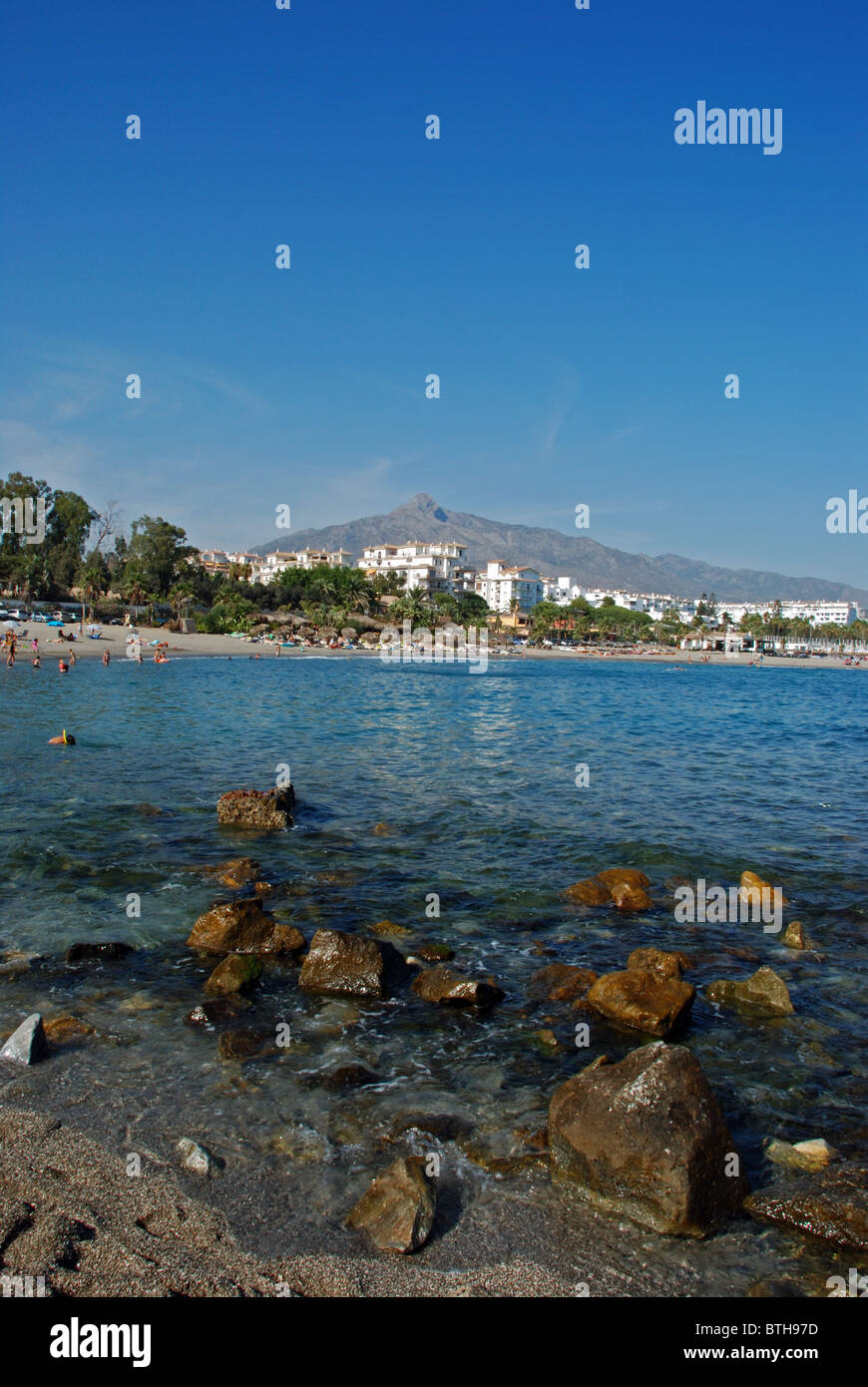 Vista lungo la costa, Puerto Banus a Marbella, Costa del Sol, provincia di Malaga, Andalusia, Spagna, Europa occidentale. Foto Stock